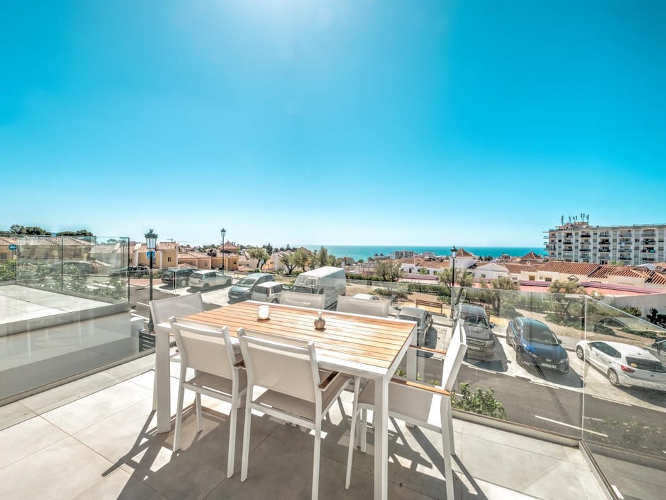 View (from property/room), Balcony/Terrace, Dining area, City view, Sea view