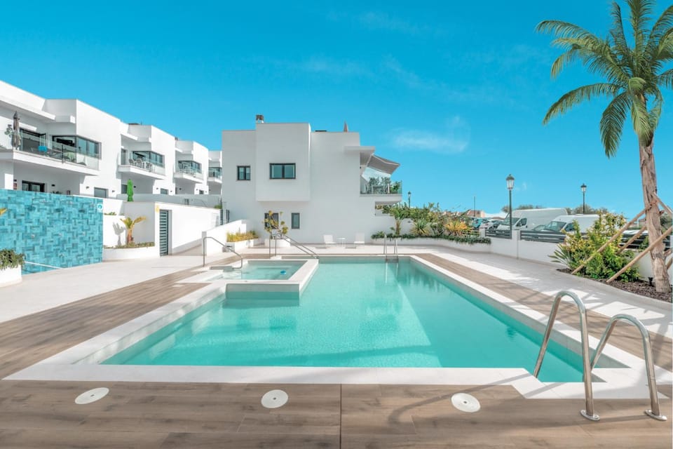 Property building, Day, Pool view, Swimming pool, sunbed