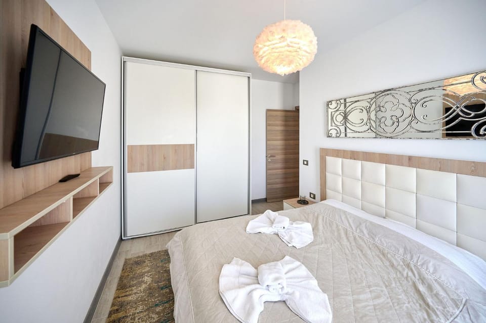Bed, TV and multimedia, Photo of the whole room, Bedroom