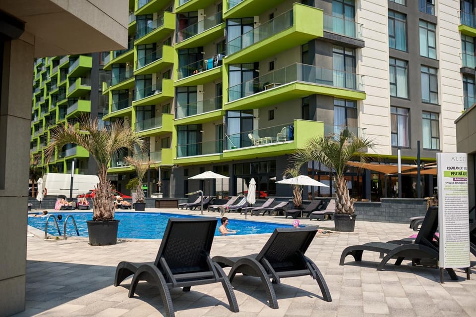 Property building, Day, Swimming pool