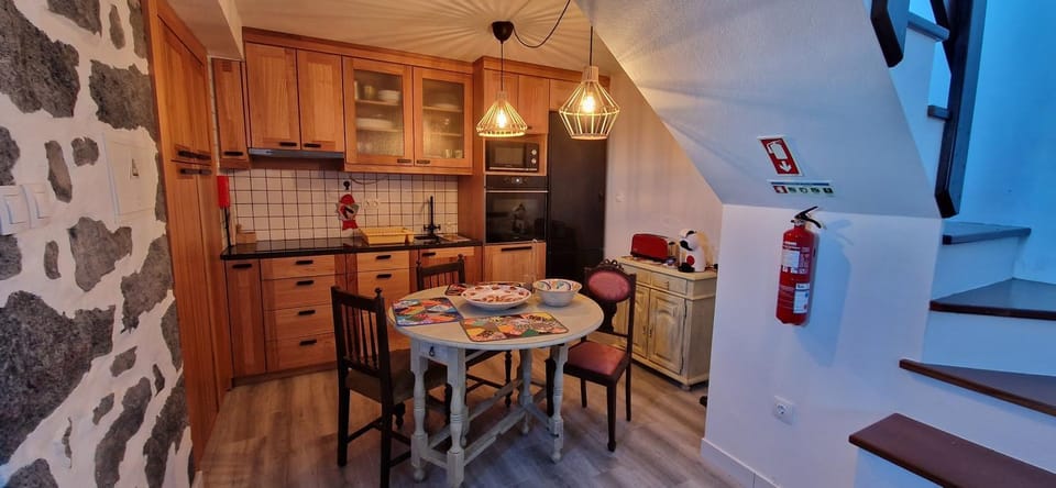 Kitchen or kitchenette, Dining area, oven, stove