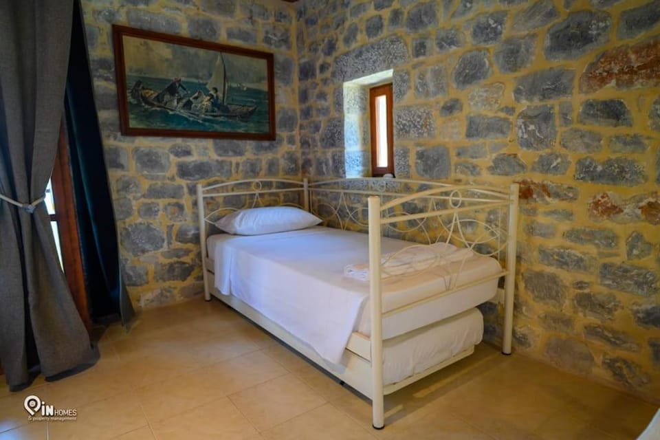 Faskomilo - Unique Beachfront Stone House in Alipa-Mani House in Peloponnese Region