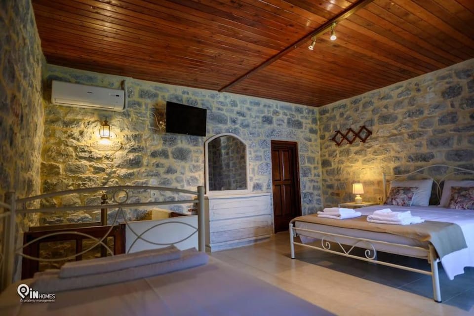 Faskomilo - Unique Beachfront Stone House in Alipa-Mani House in Peloponnese Region
