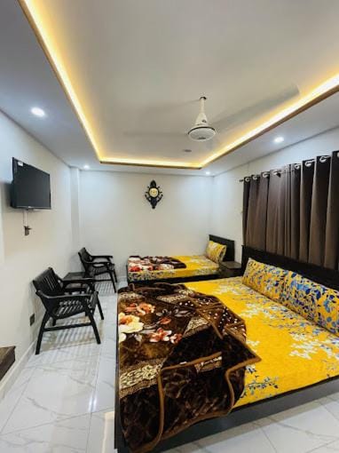 Bed, TV and multimedia, Living room, Photo of the whole room, Seating area, Bedroom