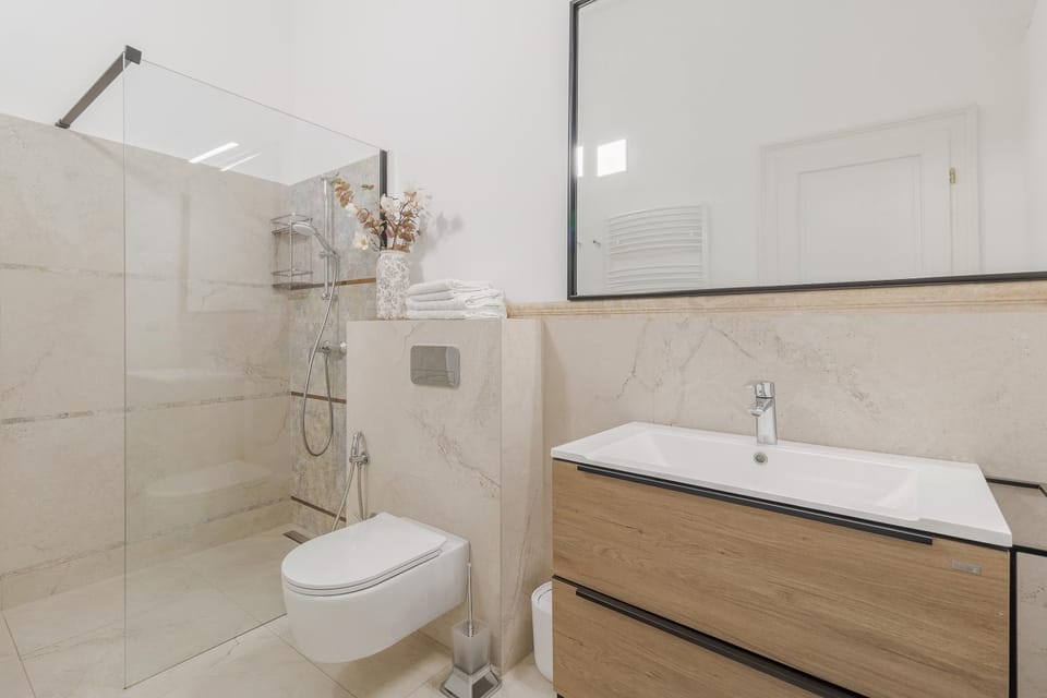 Shower, Toilet, Bathroom, towels