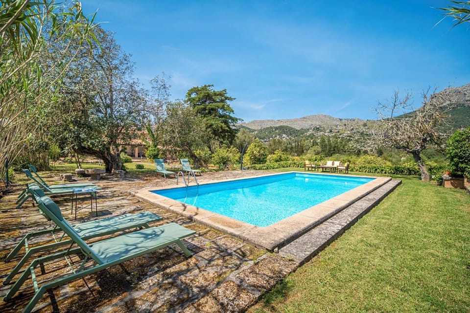 Property building, Swimming pool, sunbed