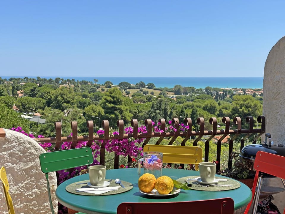 Day, Natural landscape, View (from property/room), Balcony/Terrace, Food and drinks, Dining area, Sea view