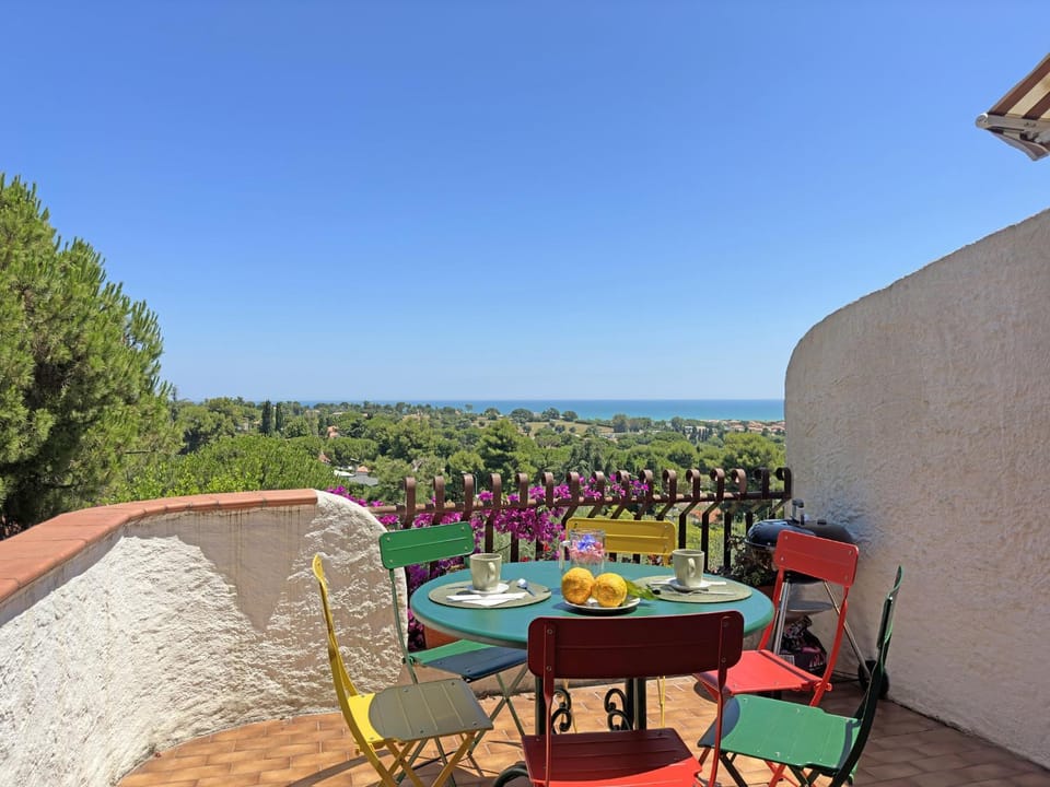 Day, Natural landscape, View (from property/room), Balcony/Terrace, Balcony/Terrace, Dining area, Sea view