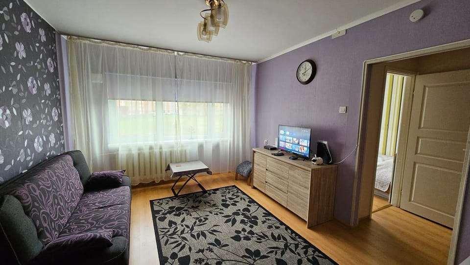 Bed, TV and multimedia, Living room, Photo of the whole room, Seating area, Evening entertainment