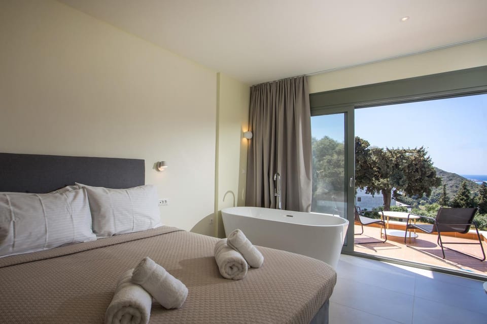 Patio, Day, Natural landscape, View (from property/room), Balcony/Terrace, Living room, Photo of the whole room, Seating area, Bedroom, Mountain view, towels