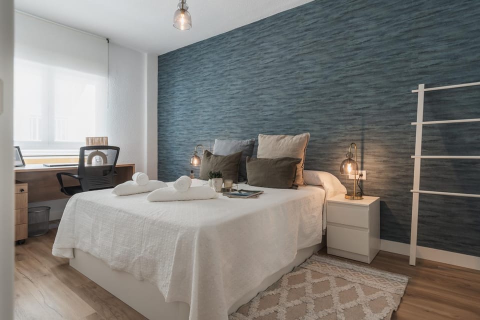 Bed, Photo of the whole room, Bedroom, towels
