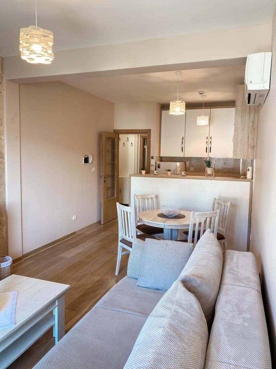 Kitchen or kitchenette, Living room, Seating area, Dining area