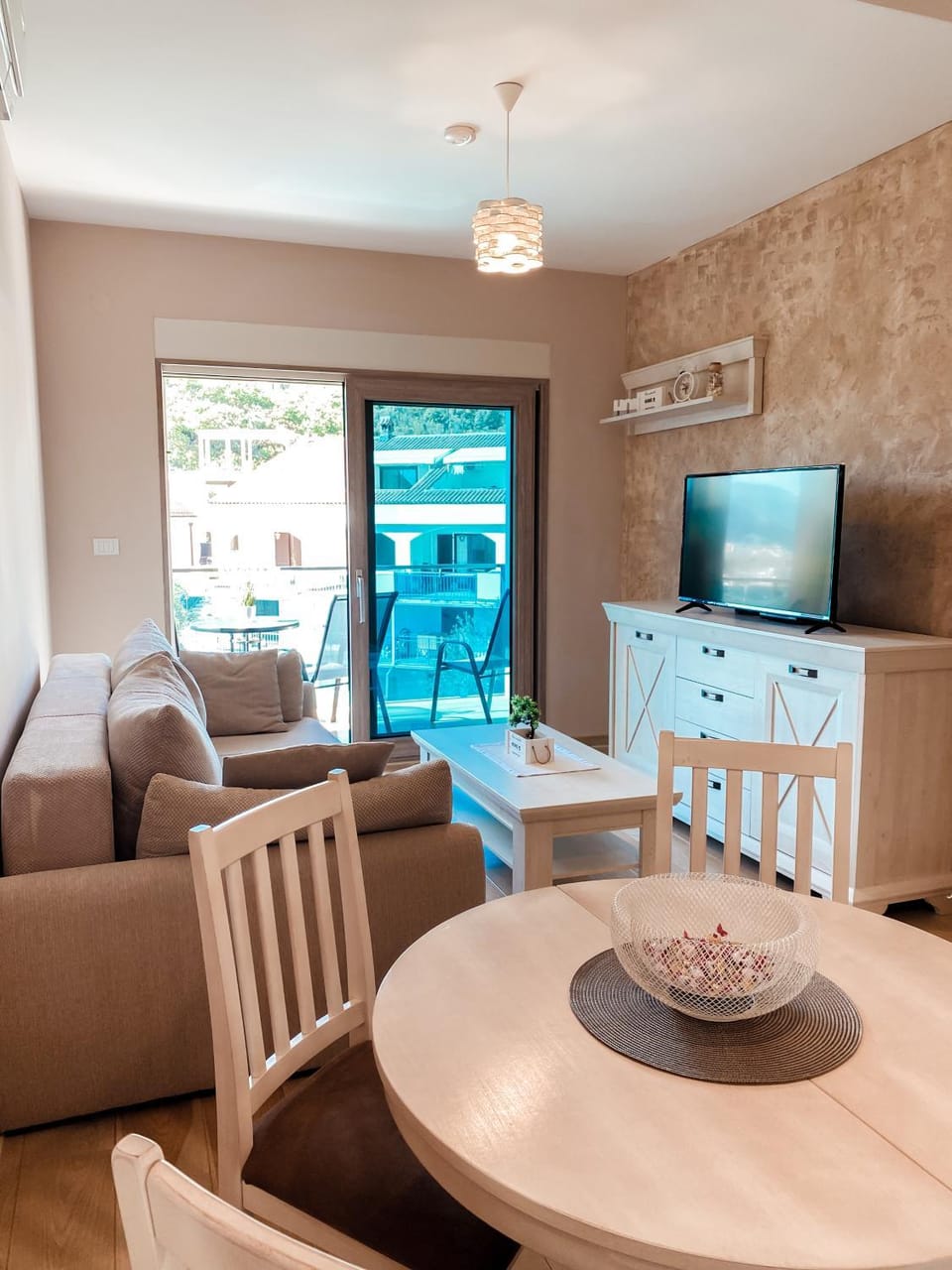 TV and multimedia, Living room, Seating area, Dining area