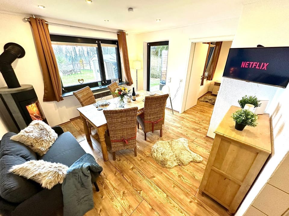 TV and multimedia, Living room, Seating area, Dining area, oven