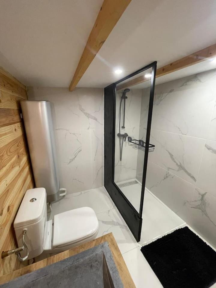 Cabane bien belge avec cinéma et jacuzzi Nature lodge in Wallonia, Belgium