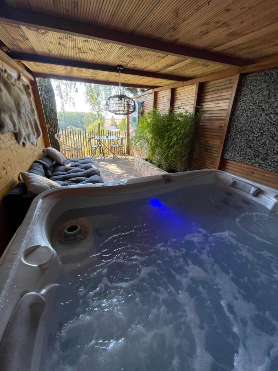 Cabane bien belge avec cinéma et jacuzzi Nature lodge in Wallonia, Belgium