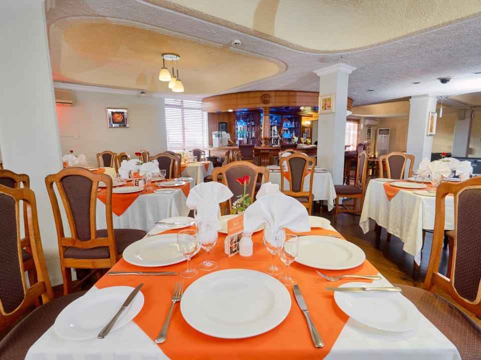 Restaurant/places to eat, Banquet/Function facilities, Continental breakfast, Lunch, Dinner, Alcoholic drinks, Non alcoholic drinks