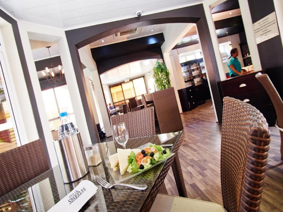 Restaurant/places to eat, Lounge or bar