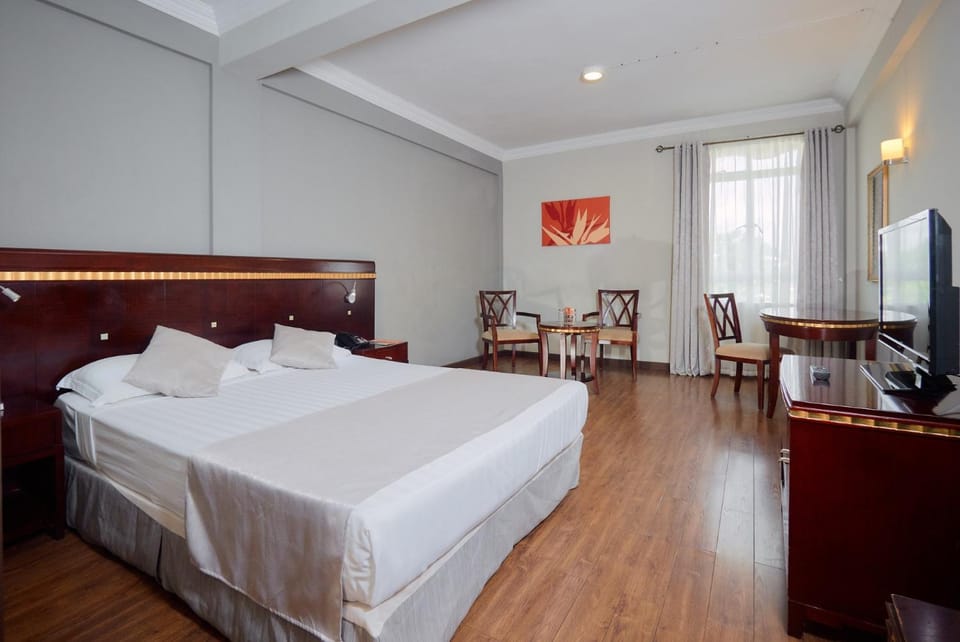 Photo of the whole room, Street view