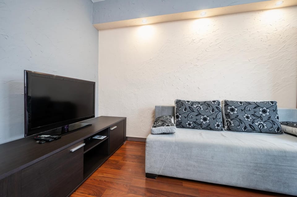 Communal lounge/ TV room, TV and multimedia, Living room, Seating area, Evening entertainment