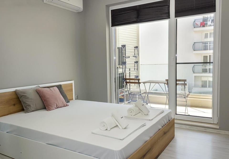 Bed, View (from property/room), Balcony/Terrace, Photo of the whole room, Bedroom, towels, air conditioner