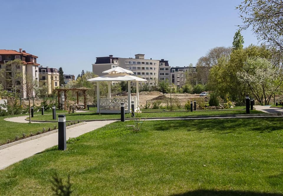 Property building, Spring, Day, Natural landscape, Garden, Garden view
