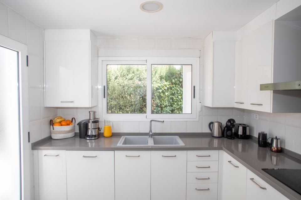Coffee/tea facilities, Kitchen or kitchenette, dishwasher, stove