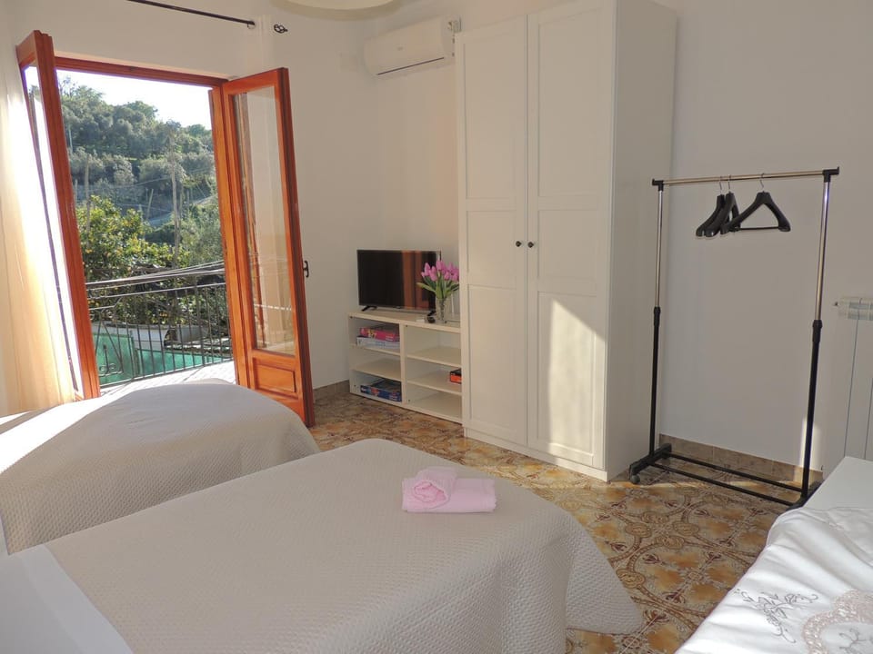 TV and multimedia, Photo of the whole room, Bedroom, wardrobe, air conditioner