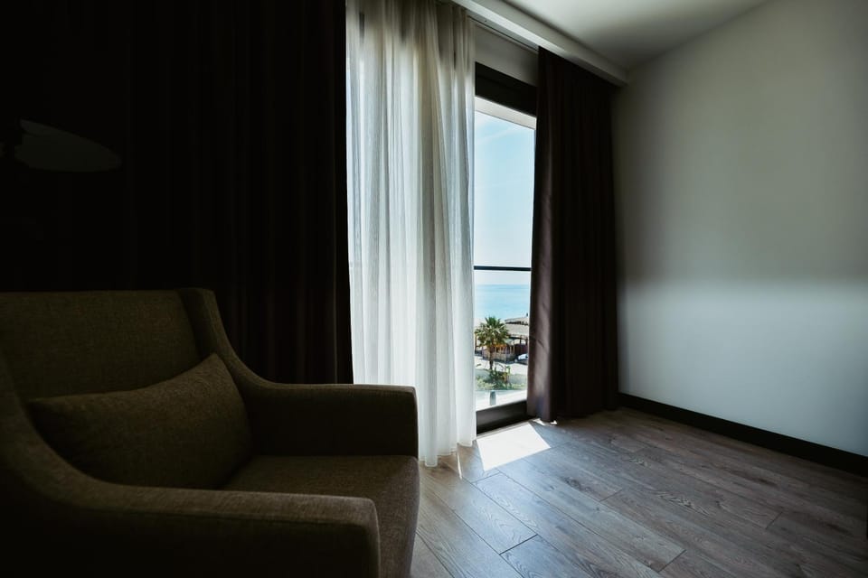 Natural landscape, View (from property/room), Living room, Photo of the whole room, Seating area, Sea view, furniture, internet