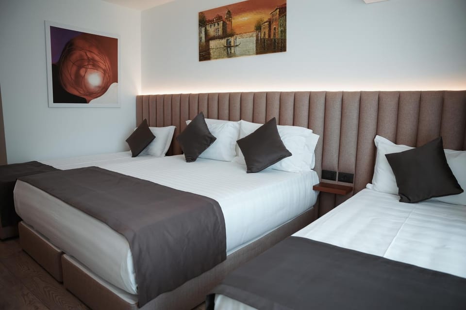 Bed, Photo of the whole room, Decorative detail, Bedroom, furniture, internet, air conditioner