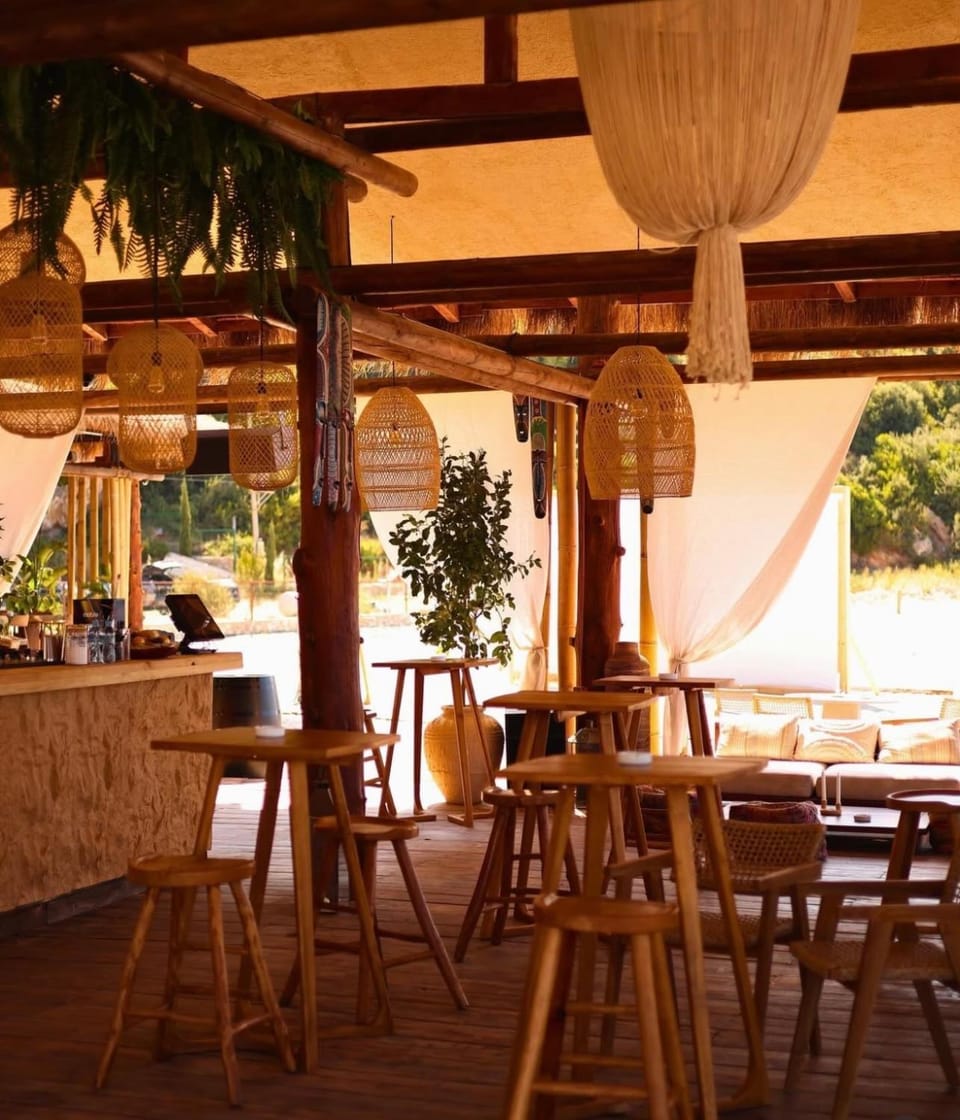 Restaurant/places to eat, Day, Summer, Garden, Lounge or bar, Banquet/Function facilities, Decorative detail, Seating area, Dining area, Sea view, Area and facilities, furniture