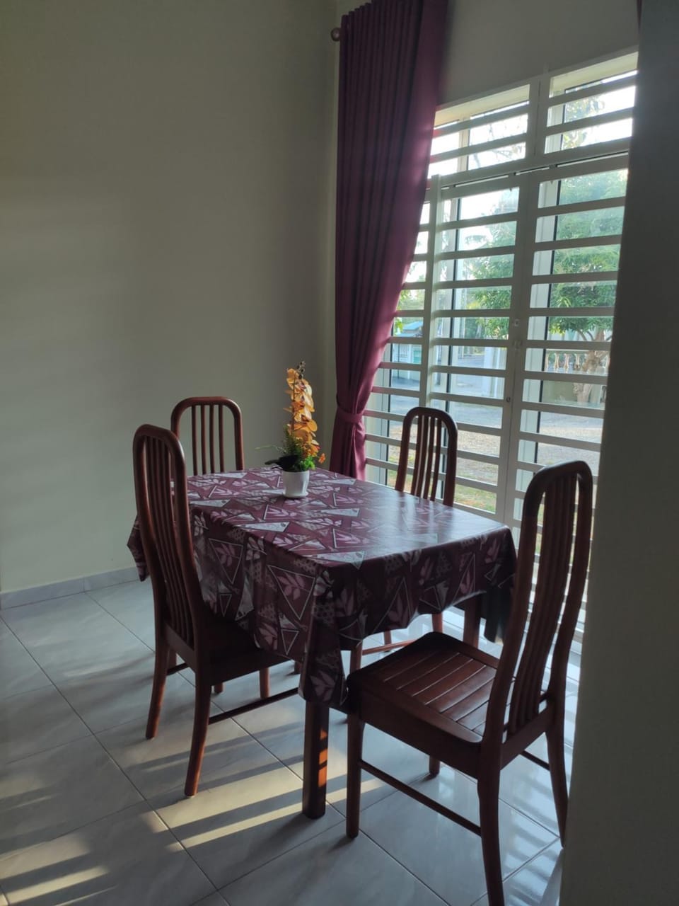 Seating area, Dining area