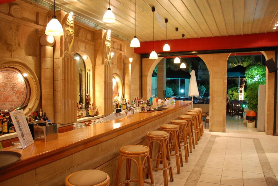 Lounge or bar, Food and drinks
