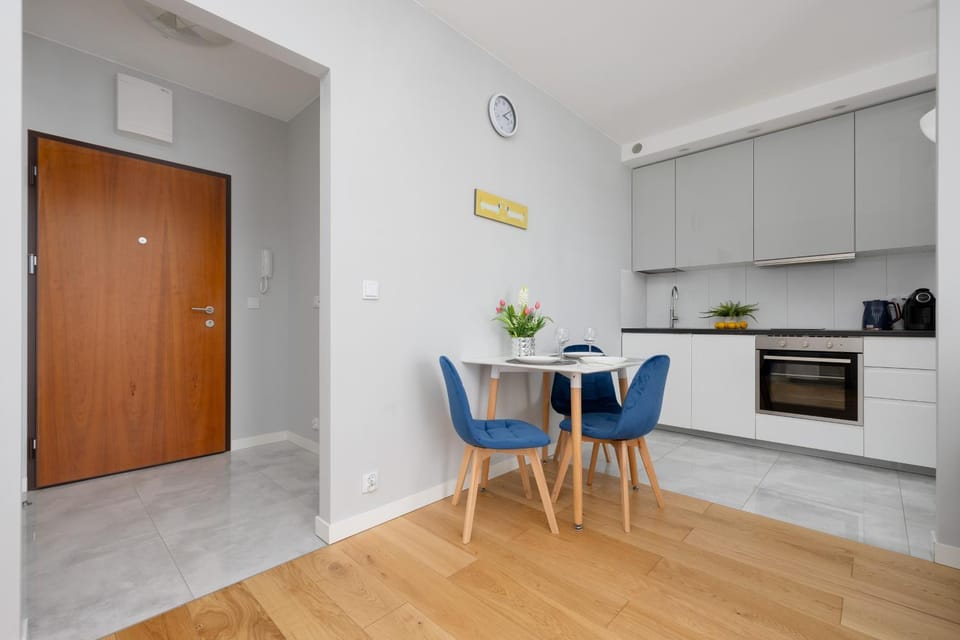 Kitchen or kitchenette, Seating area, Dining area, stove