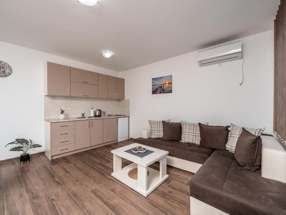 Kitchen or kitchenette, Living room, Seating area, air conditioner