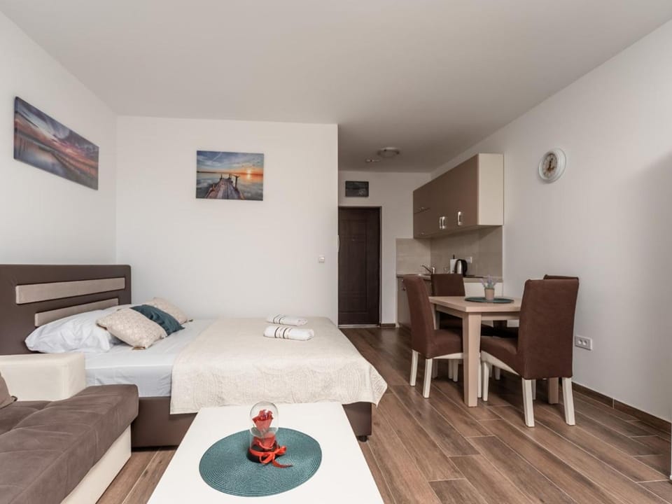 Bed, Kitchen or kitchenette, Photo of the whole room, Seating area, Bedroom