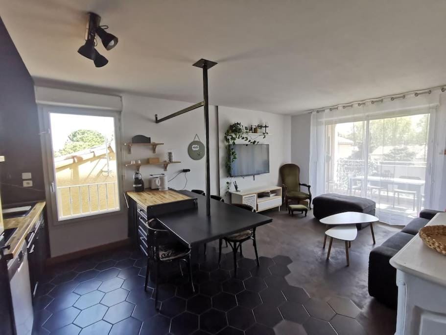 Kitchen or kitchenette, Living room, Dining area