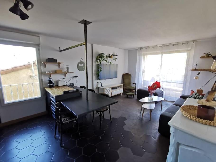 TV and multimedia, Living room, Dining area