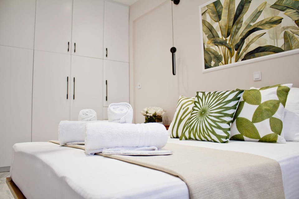 Bed, Photo of the whole room, Bedroom, towels