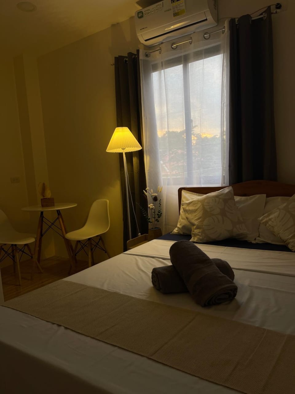 Bed, Seating area, Bedroom, air conditioner