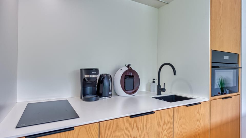 Coffee/tea facilities, Kitchen or kitchenette, stove
