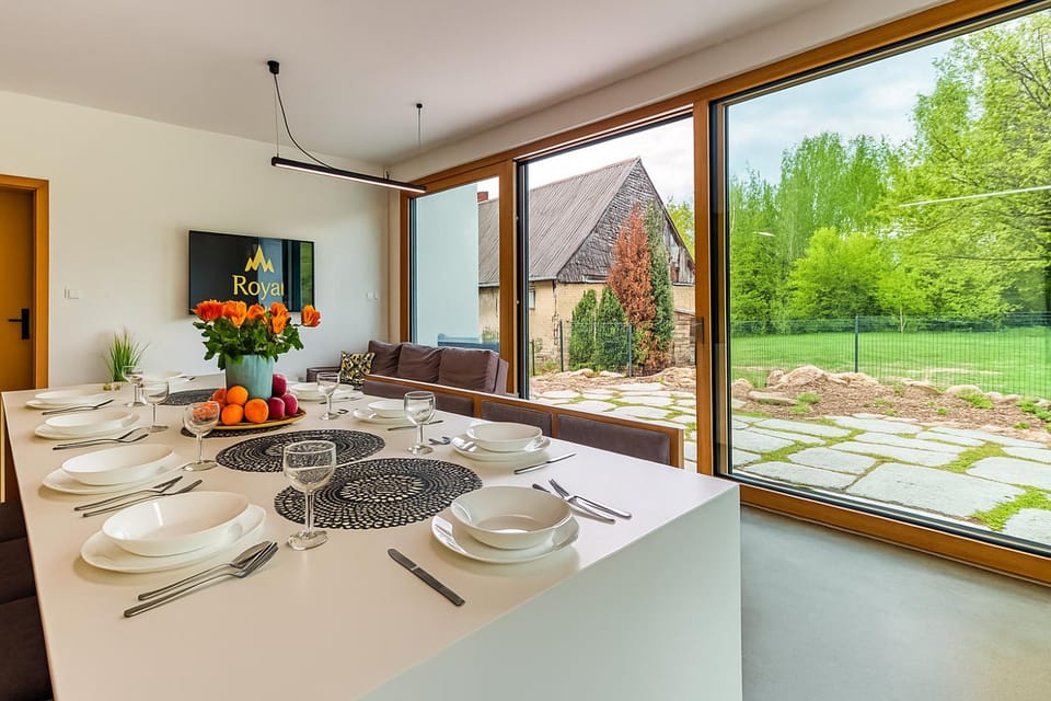 TV and multimedia, Seating area, Dining area, Garden view