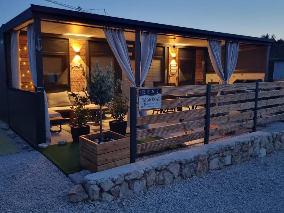 Night, Seating area