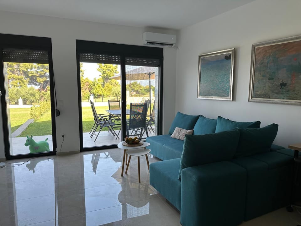 Patio, Living room, Seating area, Dining area
