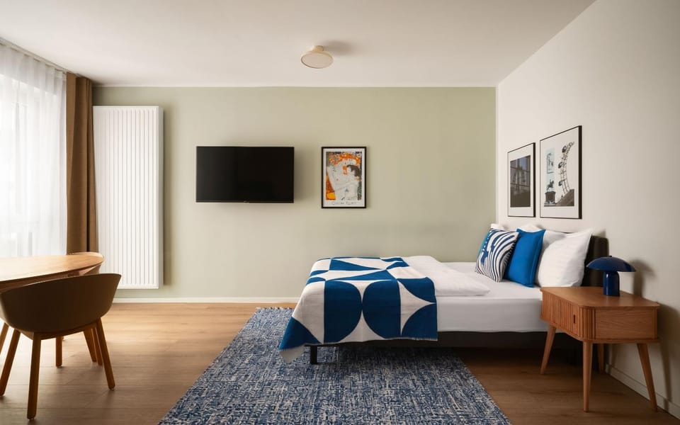 Bed, TV and multimedia, Bedroom