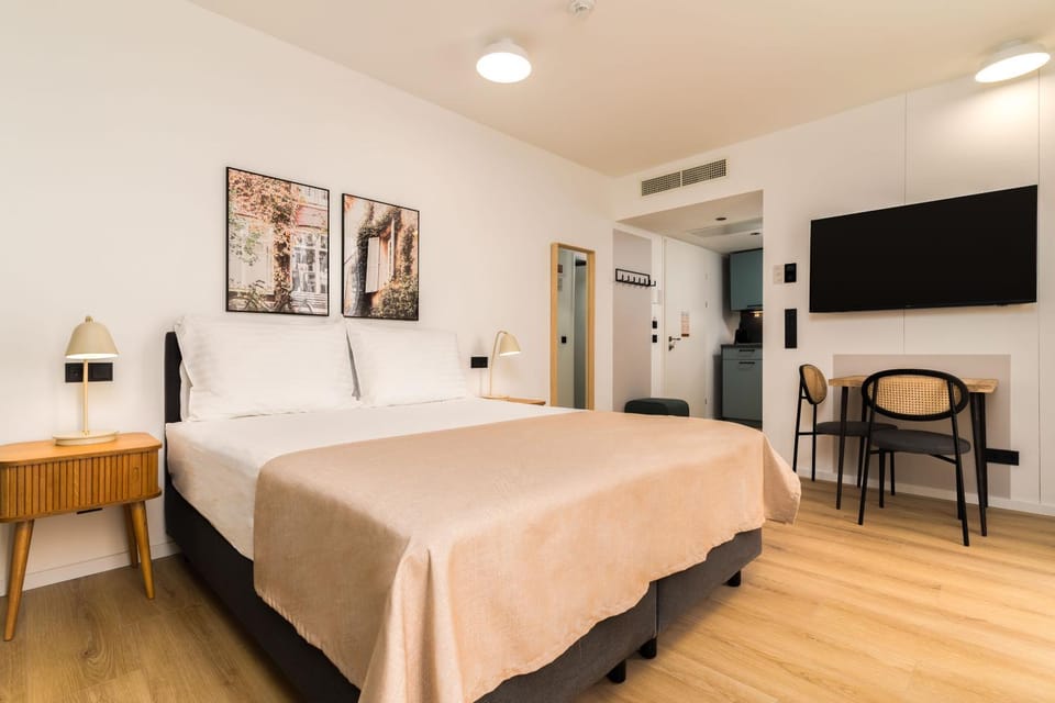 Bed, TV and multimedia, Bedroom