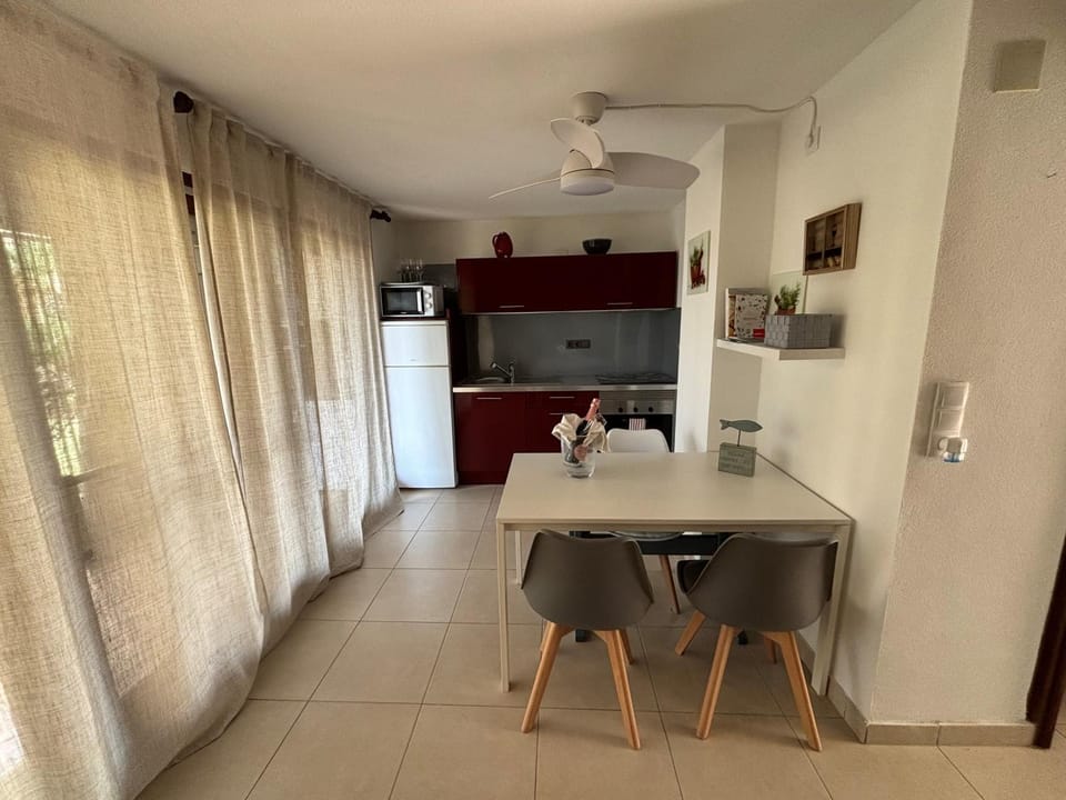 Kitchen or kitchenette, Dining area