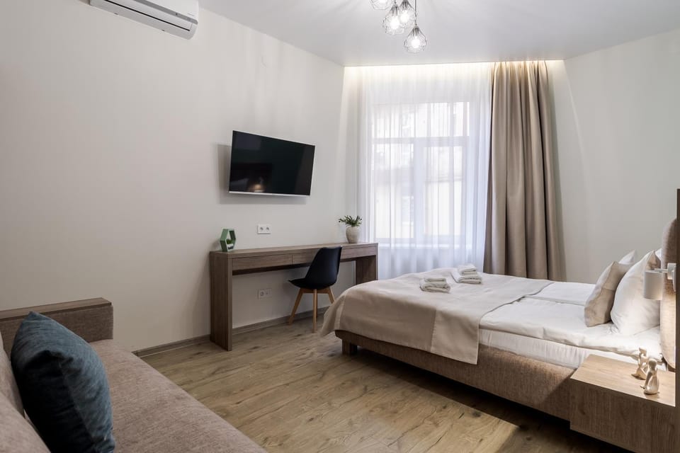 Communal lounge/ TV room, Bed, TV and multimedia, Photo of the whole room, Bedroom, towels, air conditioner