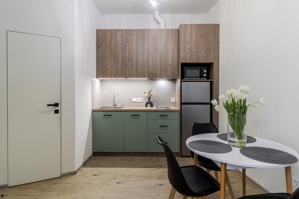 Coffee/tea facilities, Kitchen or kitchenette, Dining area, stove