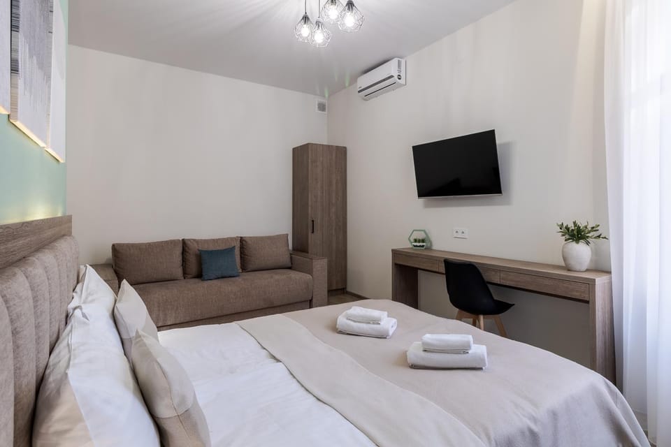 Bed, TV and multimedia, Photo of the whole room, Bedroom, towels, air conditioner